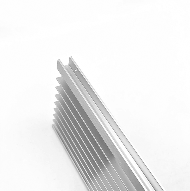El disipador de calor de perforación CNC personalizado ensambla el perfil de extrusión de aluminio determinado